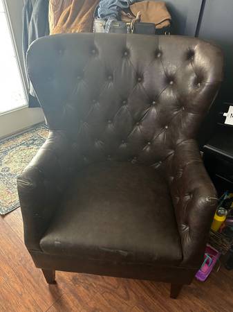 Leather tuffted chair 1