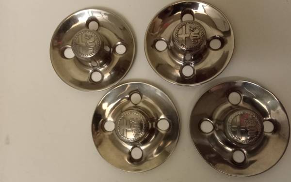 Alfa Romeo hubcaps 1
