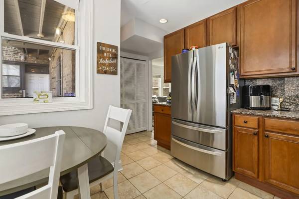 $2,290 / 2br - 1100ft2 - 2br - 2 ba | Bright and sunny top floor Southport Corridor63959878311043123