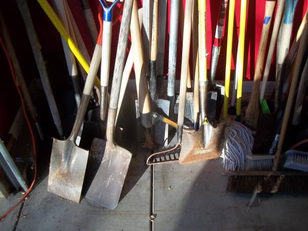 Garden tools 1 to 10 dollars each + hundreds garage sale items 1