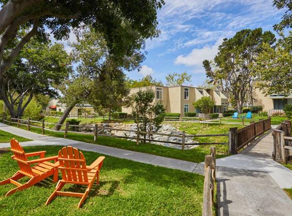 $2,200 / 1br - Large Laundry Center & Updated Floors! | Oceanside Blvd 1 Bed (Oceanside)64037046334978121