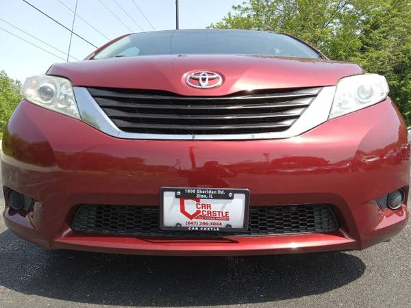 2012 TOYOTA SIENNA - $6,999 (BEACH PARK, ILLINOIS)63619088443009121