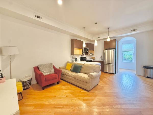$5,000 / 4br - Sun-Soaked 4 Bed/2.5 Bath Duplex House with a Backyard ✨ (Brooklyn)64033459697665124