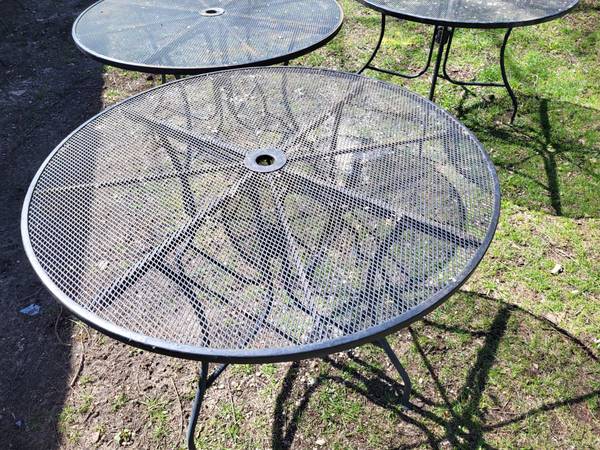 ROUND OUTDOOR TABLE 1