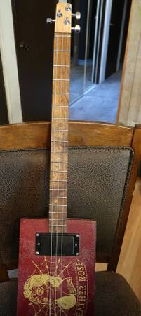 Guitarra Leather Rose CBG de 3 cuerdas - $150 (Tacoma)63471462610433121