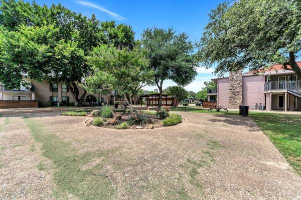 $1,125 / 1br - 686ft2 - Cardio Machines, Dining Room, Oven (4500 Sojourn Dr, Addison, TX)63796304770435121