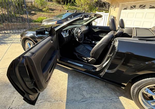 2006 Ford Mustang GT Convertible Premium Edition - $9,500 (Vista)63440709580291123