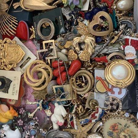 Costume Jewelry/I Buy Costume Jewelry in Bulk 1