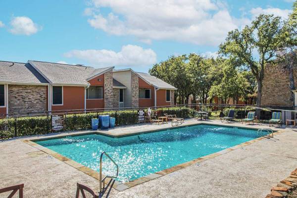 $1,225 / 2br - 887ft2 - Find Home in Bedford This Fall (1400 Shady Ln, Bedford, TX)63846410568195123