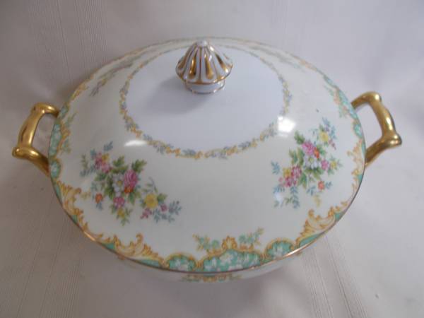 A serving dish w/ lid 1