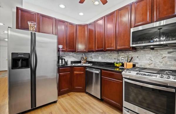 $1,500 / 4br - 2000ft2 - Share a 4 BR/4BA with one roommate (Chicago)63898731569027121