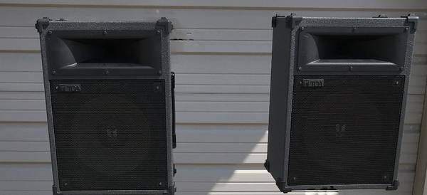 (2)    TOA SL 120 PA Speakers 8 Ohms  240 WattsVery Good 1