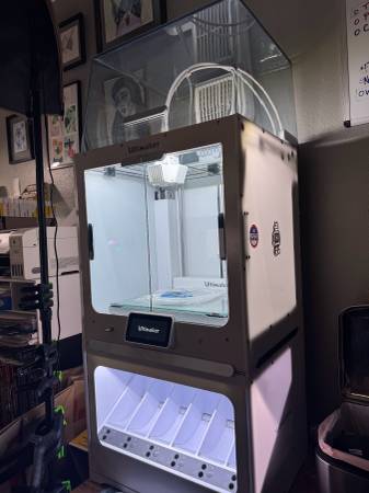 Ultimaker S5 with Air Manager and Material Station 1