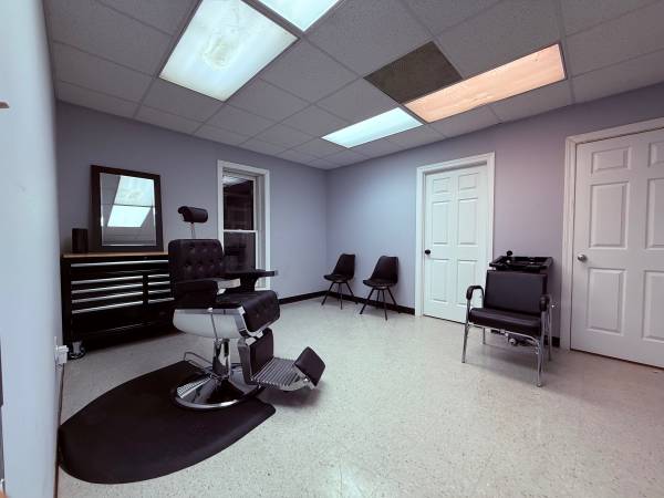 $100 / 400ft2 - BARBER STATION  $100 per WEEK63964262768770120