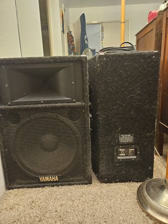 Yamaha S115IV Speakers with Microphone, Stands and Cords 1