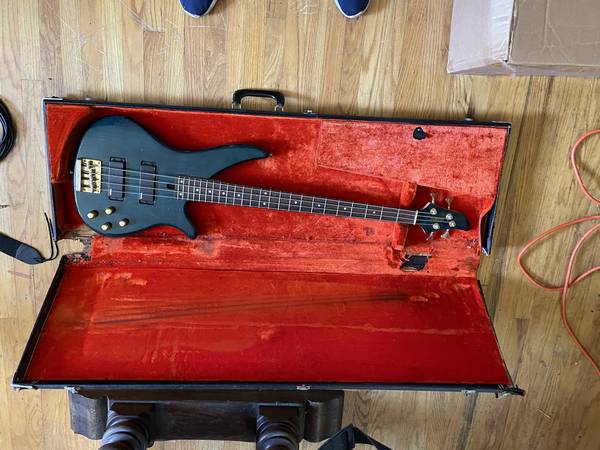 Yamaha 4 string bass with active pickups with vintage fender case 1