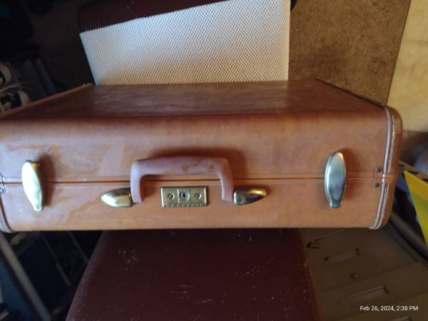 Vintage 1940's Samsonite suitcase w/ key 1