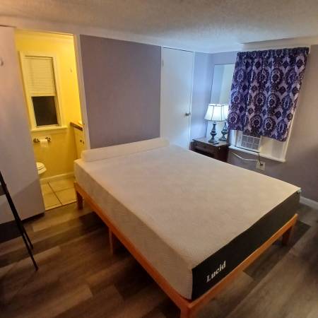 $1,300 / 1br - 150ft2 - Room for rent with 1/2 bath in room - Available Immediately - $1300 (Key West, Newtown)63838116384641124