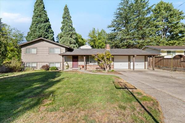 $439,900 / 4hab - 1656ft2 - Casa en Venta|4 habitaciones, 2 baños (Medford)63654692177537120