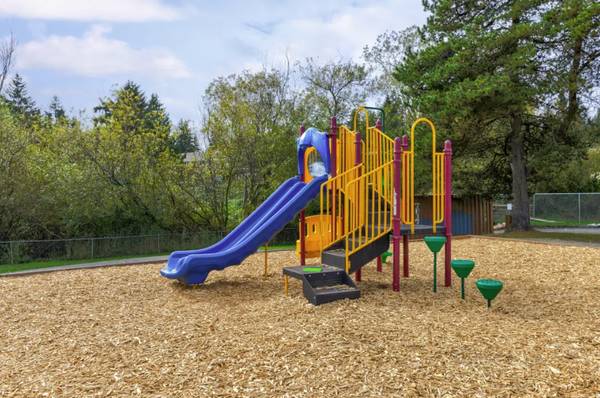 $2,020 / 2br - 854ft2 - Se permite fumar en las instalaciones, espacio de almacenamiento, área de juegos (19800 50th Ave W, Lynnwood, WA)63688549623683122