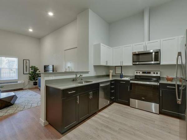 $1,799 / 2br - 875ft2 - Rare Opportunity: 2 BR/1 BA w/ Quartz Countertops & 9-Foot Ceiling (Orchards)64039059646209121