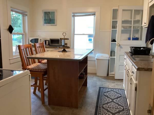 $2,700 / 2br - Beautiful sun soaked fully furnished first floor large apartment64017045033475123