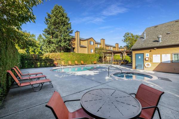 $1,655 / 2br - 1145ft2 - Working out has never been easier, newly renovated fitness center! (Fishers Landing)64038878471939120