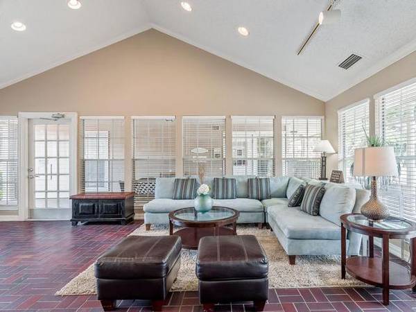 $1,070 / 1br - 711ft2 - Custom Designed Resort Style Pool, Full Size Washer/Dryer In Unit (North Dallas)63796375466627122