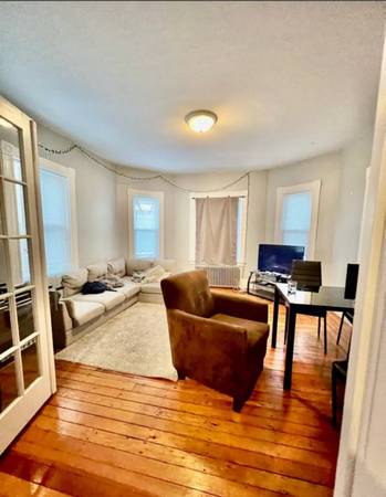 $2,650 / 4br - 1650ft2 - Grad stufents looking for roomate  1 block Frm Umass Lowell North Campus (Lowell / Umass Lowell North Campus)63863135251841120