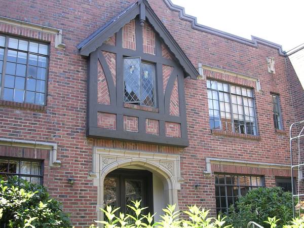 $2,100 / 1br - 696ft2 - $2,100 mo/1 br – Old World Charm/Beamed Ceilings, Hardwood Floors (Capitol Hill)63659566889089120