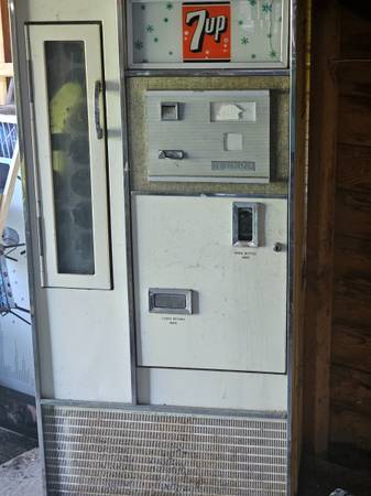 Nice working soda pop machine 1