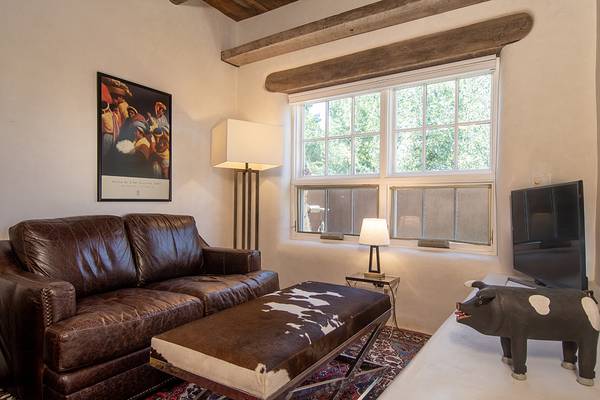 $5,000 / 1hab - 800ft2 - Encantadora Casita en el Este a Minutos de Canyon Road - 30 días o más (Santa Fe)63659781153665124