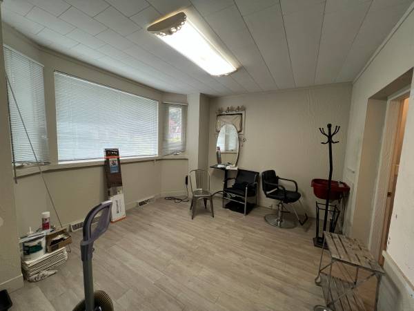 $1,000 HAIR SALON - DOWNTOWN WAKEFIELD (Wakefield)63863134593667122