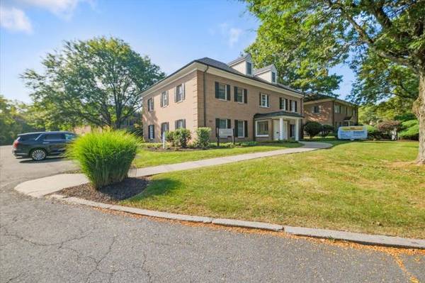 $495 Beautiful Office in Highly Desirable Office Building (Newburgh)64035735241474121