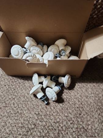32 Salvaged Architectural Creamy "Sunflower" Ceramic/Porcelain Cabinet Knobs 1