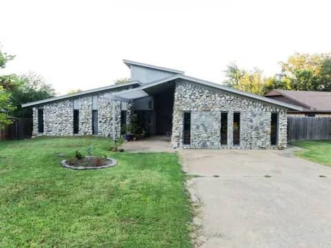 $1650.00/month conveniently located large 3/3 home with versatile extr 1