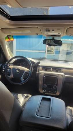 2011 Chevrolet Suburban LT - $8,50063613040288643123