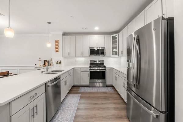 $2,450 / 1br - 1062ft2 - Enjoy the leisure of this beautifully 1 bed/1bath (Medford)63996689937923122