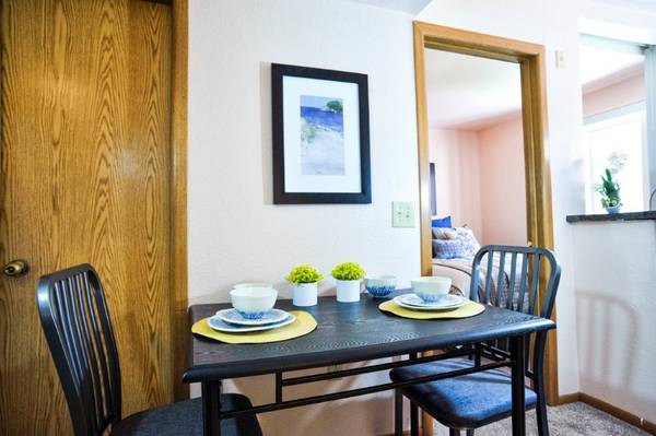 $279 / 1br - 400ft2 - Big kitchens with full size appliances (15130 marsh lane)63796327444993121