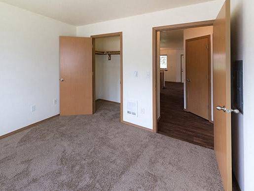 $1,739 / 2br - 950ft2 - Washer/Dryer, Ceiling Fan, Fitness Center, On-Site Management (12330 SE Bush St, Portland, OR 97236)63672600727681122
