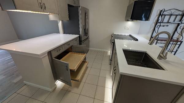 $2950.00 / 3br - 2175ft2 - Spacious end unit townhouse 3 bed/3.5 bath near downtown (2,175 sqft)64013372139777124