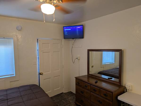 $330 / 1br - Kitchenette (Bath)64150295237890122