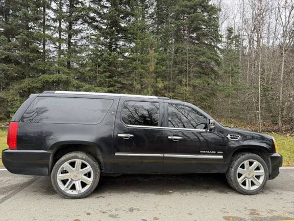 2013 Cadillac Escalade - Same Body as a Suburban 1