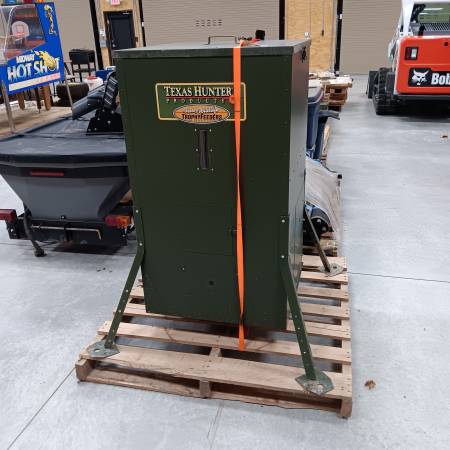 TEXAS HUNTER AUTOMATIC TROPHY DEER FEEDER TF650L4 650 LB CAPACITY 1