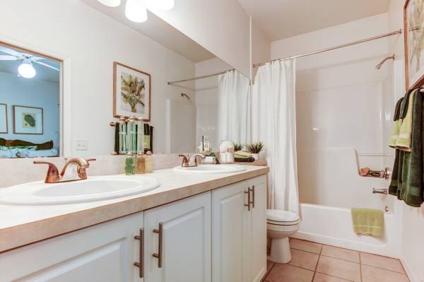 $1,889 / 2br - 2 Bedroom, 2.5 Bath Townhome Available (5333 SW 75th Street, Gainesville, FL.)63823035396609122