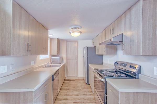 $1,151 / 1br - 700ft2 - CARPORT PARKING & A BACKYARD COME WITH THIS ONE-BEDROOM APARTMENT (Page)64020364163713120