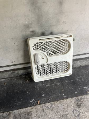 Plastic Baby/Pet Gate (12-24) 1