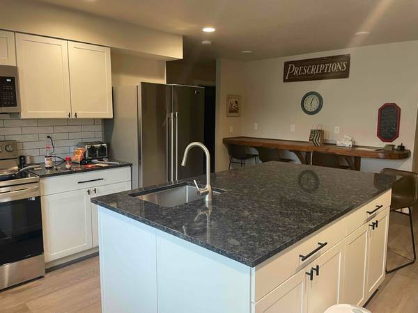 $890.00 / 1br - 300ft2 - Spacious PRIVATE BEDROOM with Ensuite in a Large COMMUNAL LIVING Apart63656975164163123