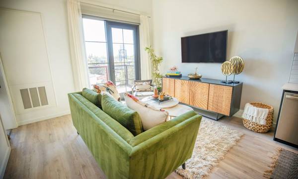 $1,542 / 505ft2 - Techos de 10 a 11 pies, en Sacramento CA, Estudio/1H (1907 Q Street, Sacramento, CA)64043493935745122