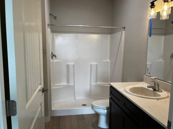 $1,395 / 1br - Upscale Center St 1 Bed | Remote Control Electric Fireplace Included (Salem - Center Street)63660444300033122